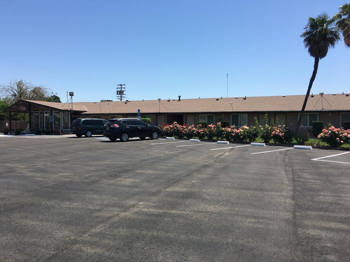 Maple Inn And Suites Los Banos Exterior foto